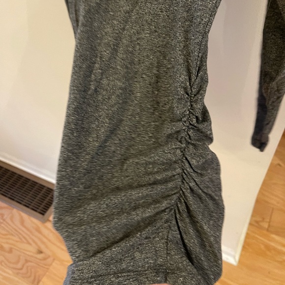 Lot of three Old Navy maternity shirts. - Picture 4 of 14